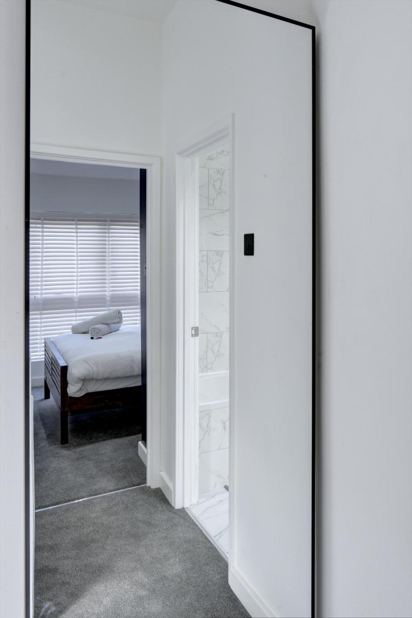 4 Bedrooms Homely House With Garden- Sleeps 9 Comfortably With 6 Comfortable Beds, Free Street Parking, Business Travellers, Contractors, & Holiday-Goers, Coventry, Near All Major Transport Links In Coventry And Motorway Zewnętrze zdjęcie