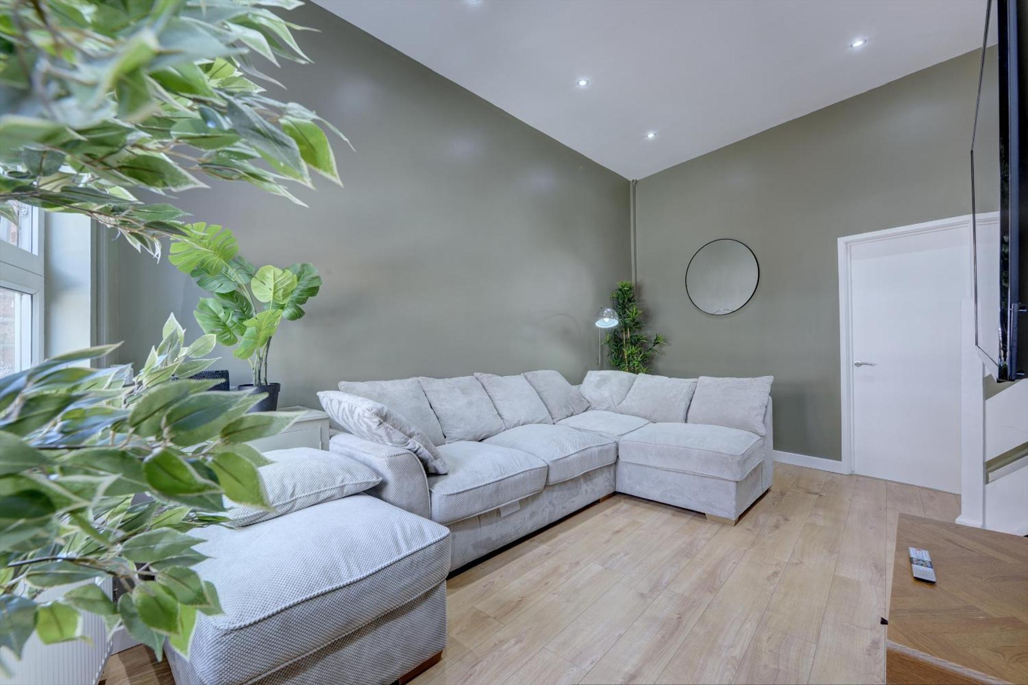 4 Bedrooms Homely House With Garden- Sleeps 9 Comfortably With 6 Comfortable Beds, Free Street Parking, Business Travellers, Contractors, & Holiday-Goers, Coventry, Near All Major Transport Links In Coventry And Motorway Zewnętrze zdjęcie