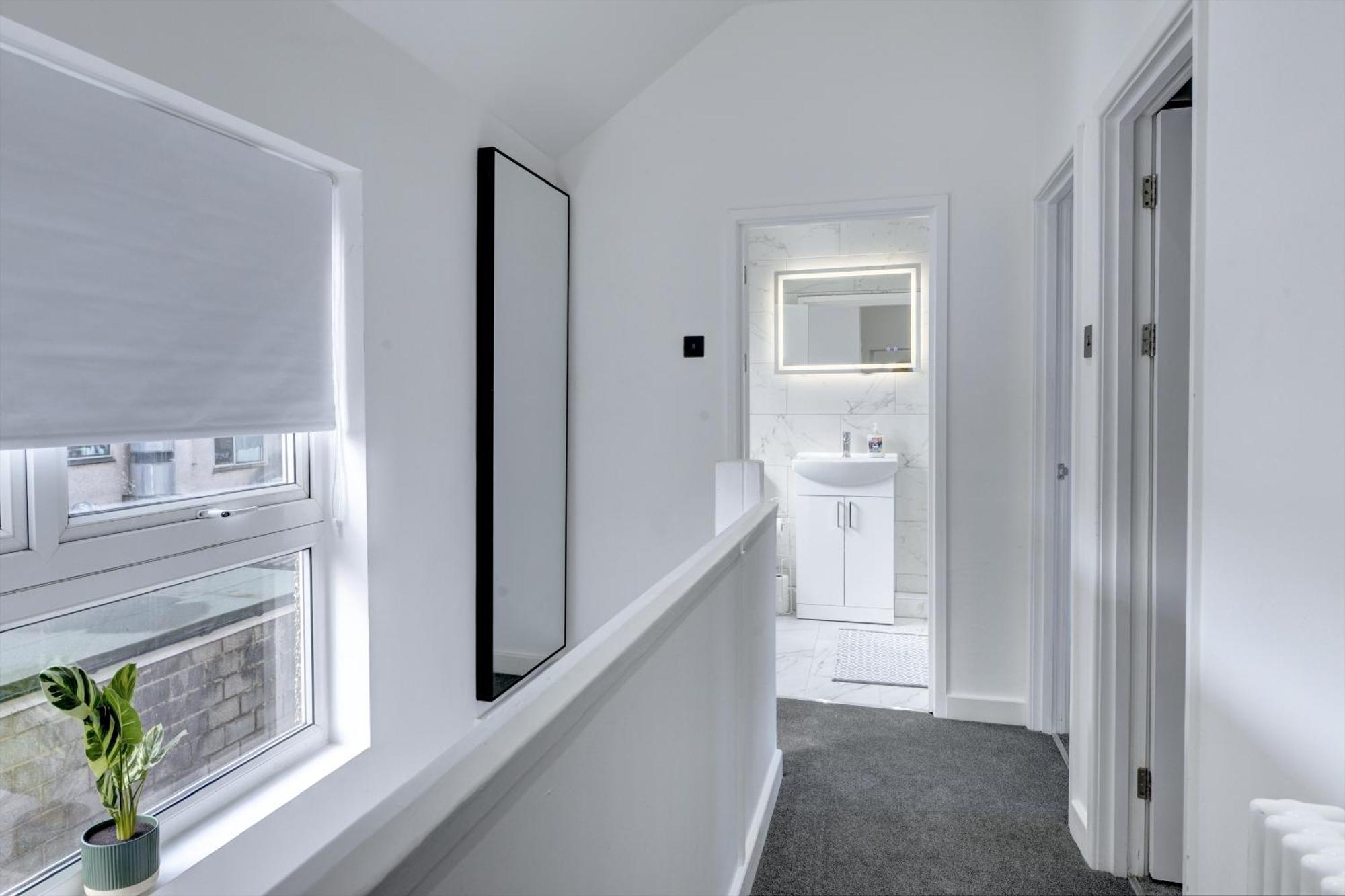 4 Bedrooms Homely House With Garden- Sleeps 9 Comfortably With 6 Comfortable Beds, Free Street Parking, Business Travellers, Contractors, & Holiday-Goers, Coventry, Near All Major Transport Links In Coventry And Motorway Zewnętrze zdjęcie