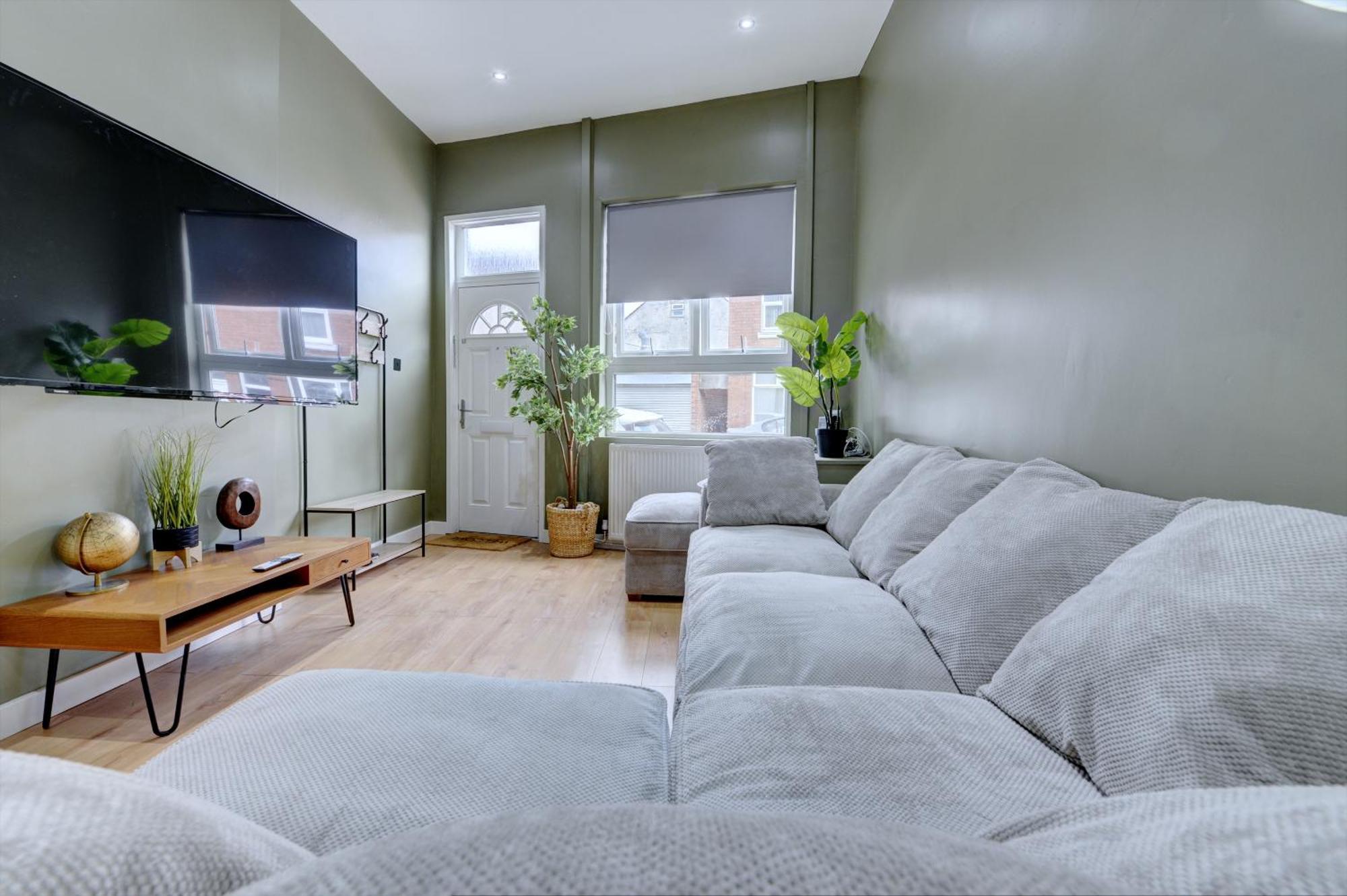 4 Bedrooms Homely House With Garden- Sleeps 9 Comfortably With 6 Comfortable Beds, Free Street Parking, Business Travellers, Contractors, & Holiday-Goers, Coventry, Near All Major Transport Links In Coventry And Motorway Zewnętrze zdjęcie