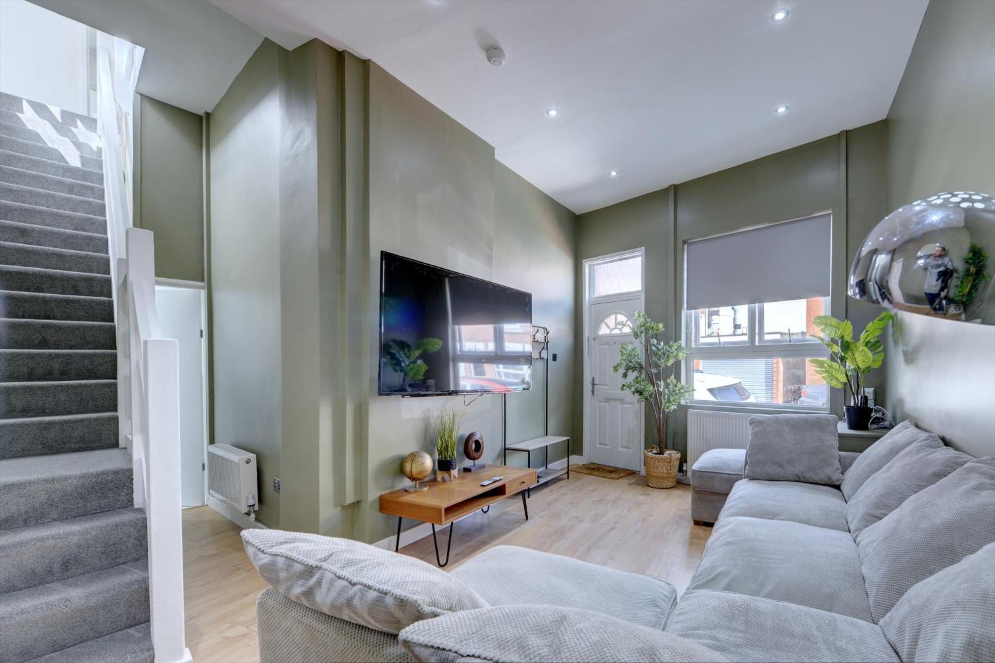 4 Bedrooms Homely House With Garden- Sleeps 9 Comfortably With 6 Comfortable Beds, Free Street Parking, Business Travellers, Contractors, & Holiday-Goers, Coventry, Near All Major Transport Links In Coventry And Motorway Zewnętrze zdjęcie