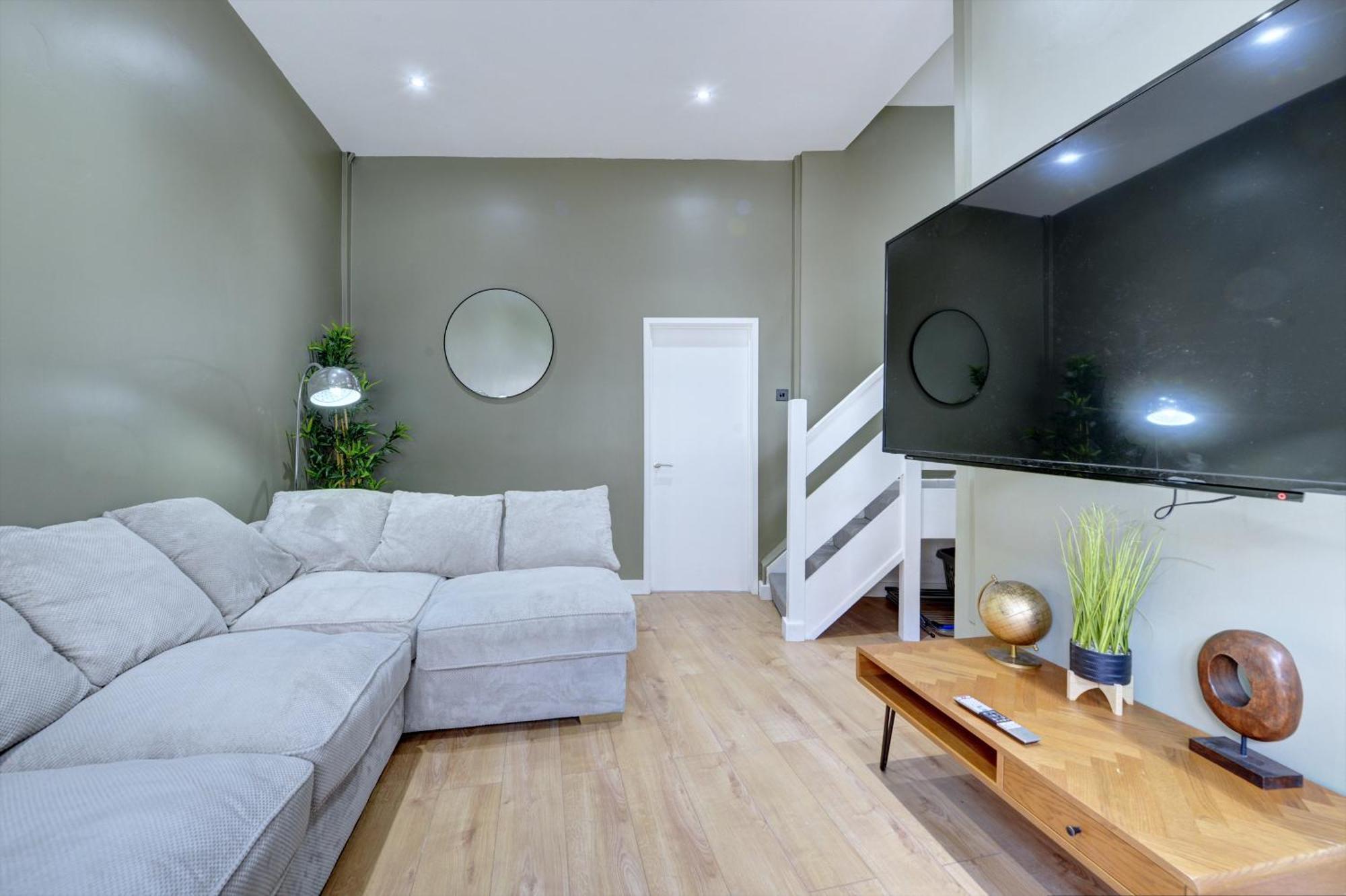4 Bedrooms Homely House With Garden- Sleeps 9 Comfortably With 6 Comfortable Beds, Free Street Parking, Business Travellers, Contractors, & Holiday-Goers, Coventry, Near All Major Transport Links In Coventry And Motorway Zewnętrze zdjęcie