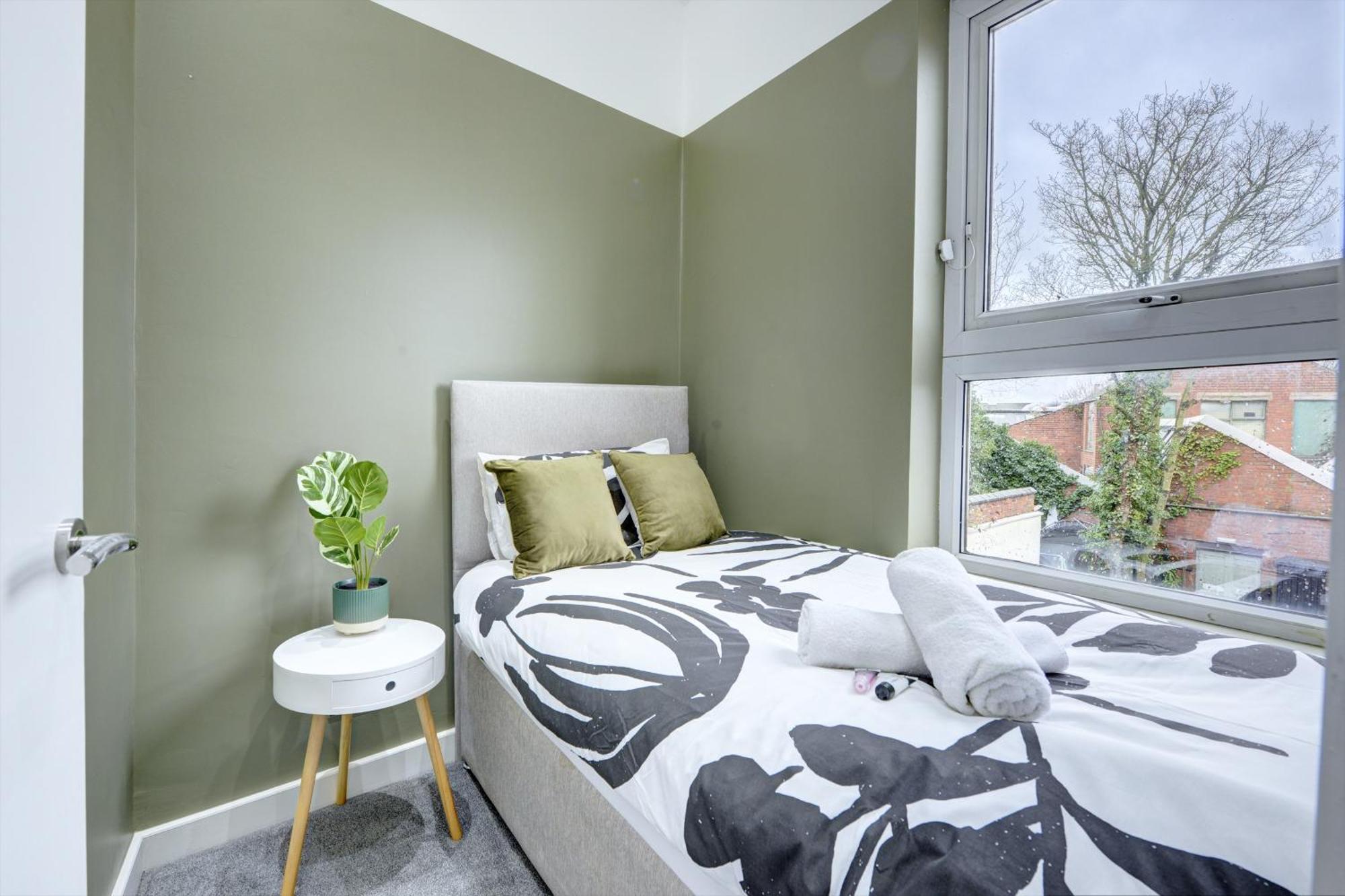 4 Bedrooms Homely House With Garden- Sleeps 9 Comfortably With 6 Comfortable Beds, Free Street Parking, Business Travellers, Contractors, & Holiday-Goers, Coventry, Near All Major Transport Links In Coventry And Motorway Zewnętrze zdjęcie