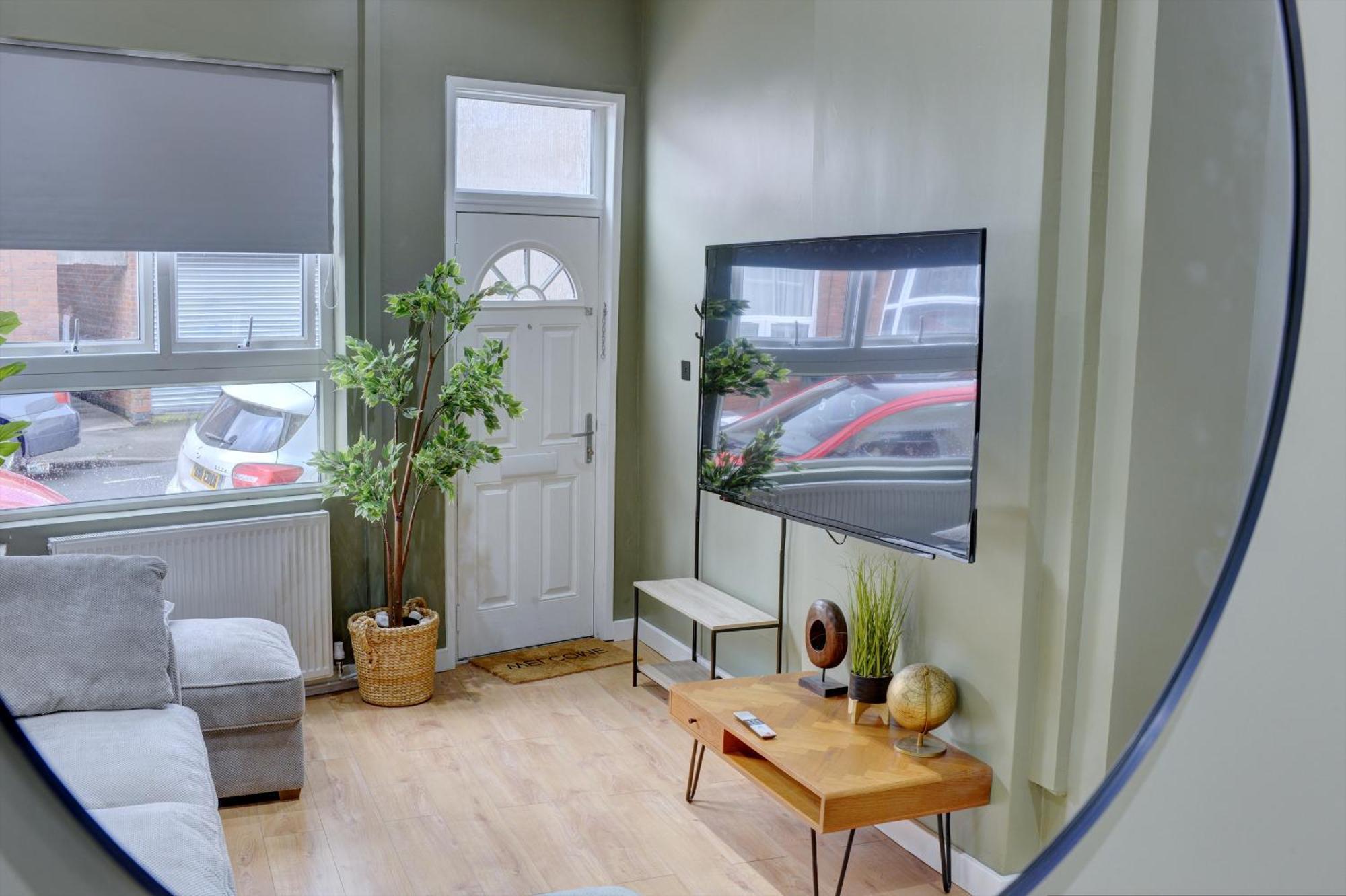 4 Bedrooms Homely House With Garden- Sleeps 9 Comfortably With 6 Comfortable Beds, Free Street Parking, Business Travellers, Contractors, & Holiday-Goers, Coventry, Near All Major Transport Links In Coventry And Motorway Zewnętrze zdjęcie
