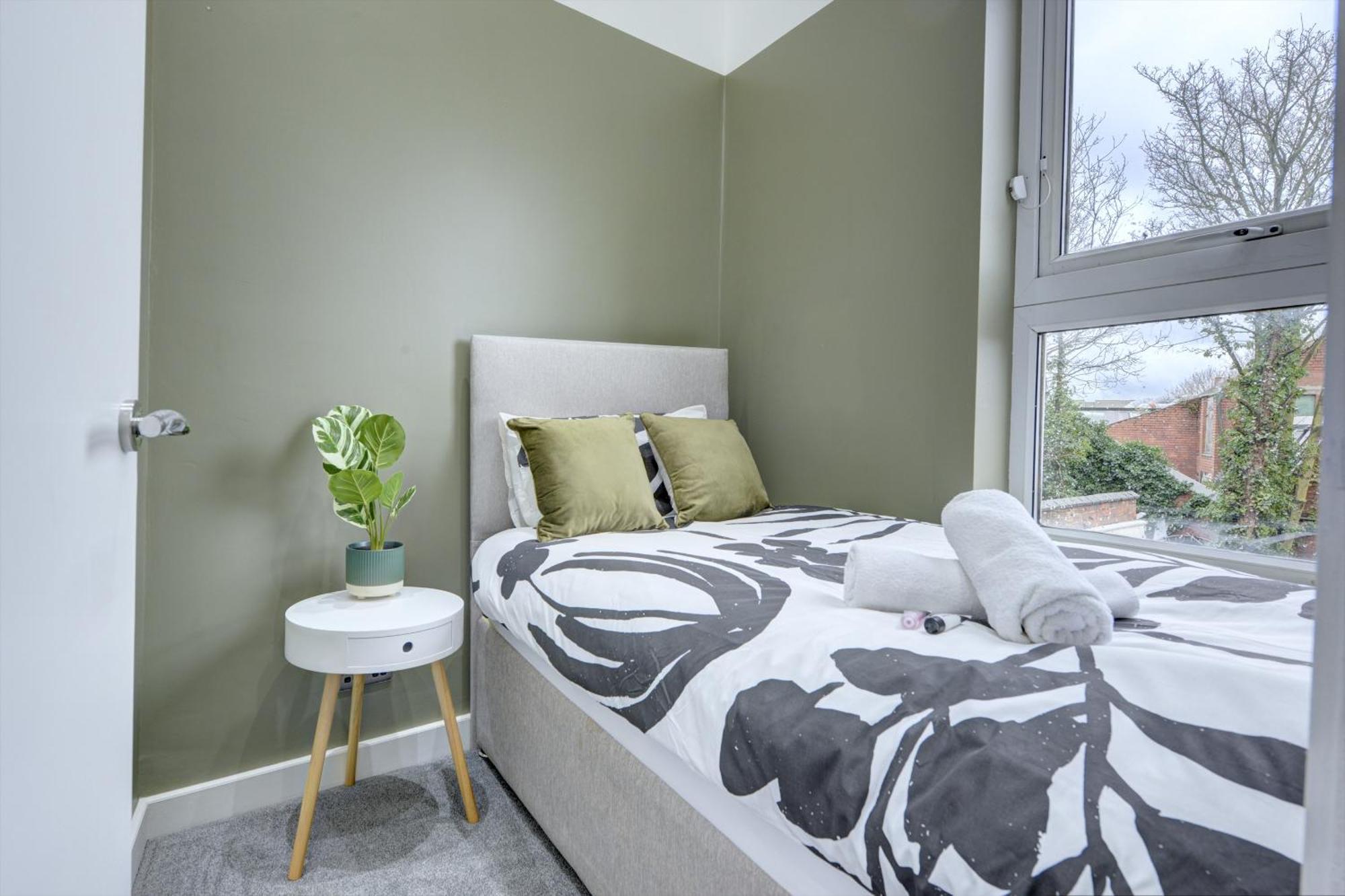 4 Bedrooms Homely House With Garden- Sleeps 9 Comfortably With 6 Comfortable Beds, Free Street Parking, Business Travellers, Contractors, & Holiday-Goers, Coventry, Near All Major Transport Links In Coventry And Motorway Zewnętrze zdjęcie