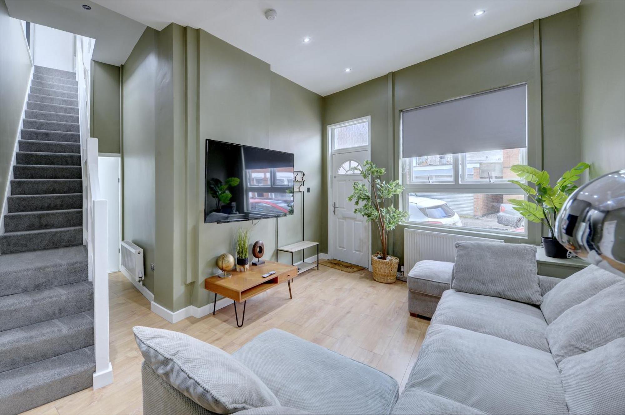 4 Bedrooms Homely House With Garden- Sleeps 9 Comfortably With 6 Comfortable Beds, Free Street Parking, Business Travellers, Contractors, & Holiday-Goers, Coventry, Near All Major Transport Links In Coventry And Motorway Zewnętrze zdjęcie